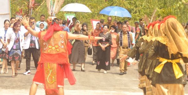 Foto---Bupati Sanggau, Paolus Hadi, beserta rombongan disambut tarian adat sebelum masuk ke lokasi acara peresmian gedung baru RSUD M.Th Djaman, Senin (25/09/20923)---Kiram Akbar