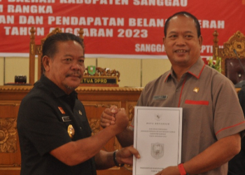 Foto---Bupati Sanggau, Paolus Hadi menyerahkan nota APBD Perubahan tahun anggaran 2023 kepada Ketua DPRD Sanggau, Jumadi dalam rapat paripurna yang digelar Kamis (14/09/2023)---Kiram Akbar