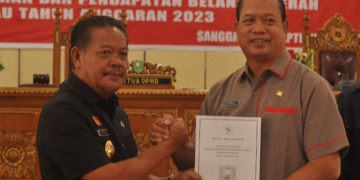 Foto---Bupati Sanggau, Paolus Hadi menyerahkan nota APBD Perubahan tahun anggaran 2023 kepada Ketua DPRD Sanggau, Jumadi dalam rapat paripurna yang digelar Kamis (14/09/2023)---Kiram Akbar