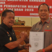 Foto---Bupati Sanggau, Paolus Hadi menyerahkan nota APBD Perubahan tahun anggaran 2023 kepada Ketua DPRD Sanggau, Jumadi dalam rapat paripurna yang digelar Kamis (14/09/2023)---Kiram Akbar