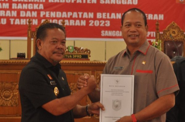 Foto---Bupati Sanggau, Paolus Hadi menyerahkan nota APBD Perubahan tahun anggaran 2023 kepada Ketua DPRD Sanggau, Jumadi dalam rapat paripurna yang digelar Kamis (14/09/2023)---Kiram Akbar 