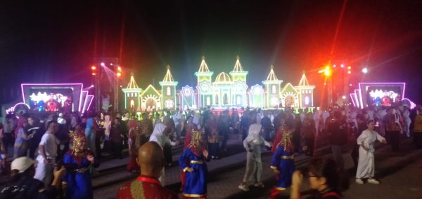 Foto----Sekda Kalbar, Harisson beserta para bupati, wakil bupati dan Forkompimda menari japin massal usai penutupan acara MTQ XXXI Tingkat Provinsi Kalimantan Barat, Kamis (31/08/2023) malam---Kiram Akbar