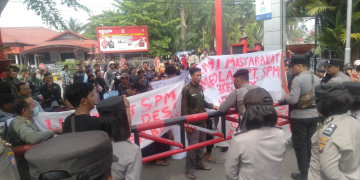 Foto---Ratusan massa dari Desa Nanga Biang melakukan unjuk rasa di depan Kantor Bupati Sanggau memprotes aktivitas penambangan emas di Sungai oleh PT. SPM, Selasa (05/08/2023)---Kiram