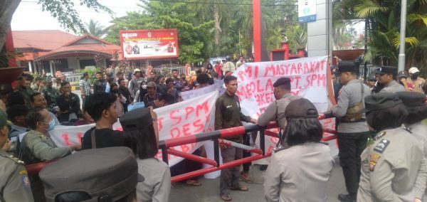 Foto---Ratusan massa dari Desa Nanga Biang melakukan unjuk rasa di depan Kantor Bupati Sanggau memprotes aktivitas penambangan emas di Sungai oleh PT. SPM, Selasa (05/08/2023)---Kiram