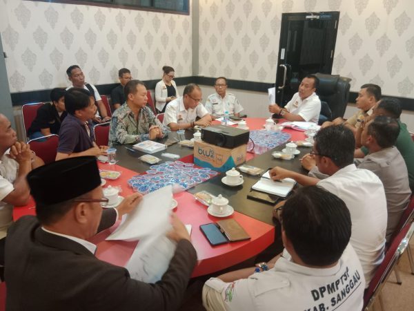 Foto---Pertemuan antara beberapa OPD dan PT. SPM di ruang Asisiten II Setda Sanggau, Rabu (06/09/2023)--ist