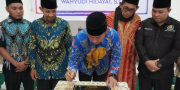 Wakil Bupati Kapuas Hulu Wahyudi Hidayat saat meresmikan Pondok Pesantren Darul Qur'an Al Hidayah