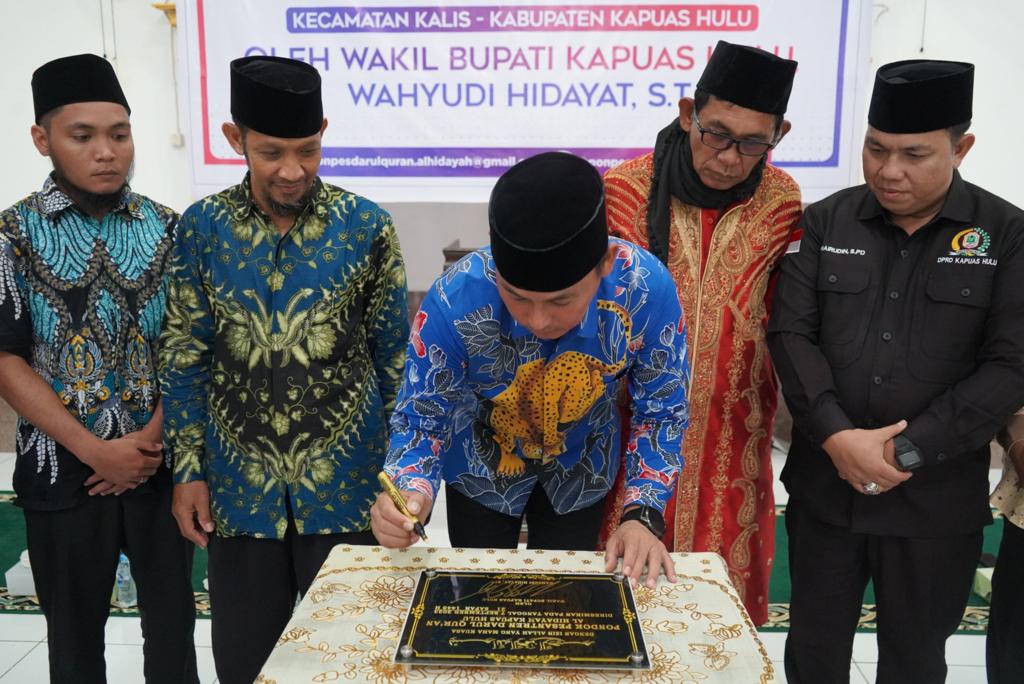 Wakil Bupati Kapuas Hulu Wahyudi Hidayat saat meresmikan Pondok Pesantren Darul Qur'an Al Hidayah