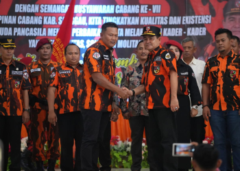 Foto---- Ketua MPW Pemuda Pancasila Kalbar, Abriansyah menyalami John Hendri (kanan) dalam pengukuhan sebagai Ketua MPC Pemuda Pancasila Sanggau, Kamis (07/09/2023) di gedung Balai Betomu—ist