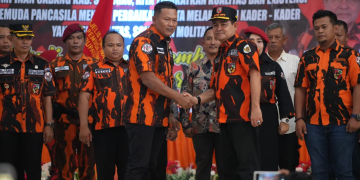 Foto---- Ketua MPW Pemuda Pancasila Kalbar, Abriansyah menyalami John Hendri (kanan) dalam pengukuhan sebagai Ketua MPC Pemuda Pancasila Sanggau, Kamis (07/09/2023) di gedung Balai Betomu—ist
