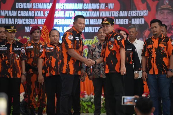 Foto---- Ketua MPW Pemuda Pancasila Kalbar, Abriansyah menyalami John Hendri (kanan) dalam pengukuhan sebagai Ketua MPC Pemuda Pancasila Sanggau, Kamis (07/09/2023) di gedung Balai Betomu—ist