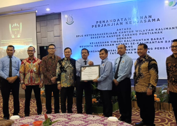 Berhasil pulihkan uang negara Rp653 juta melalui bantuan hukum ditambah dengan Rp41 juta melalui pendampingan hukum, akhirnya Kejari Kapuas Hulu diganjar Penghargaan dari BPJS Ketenagakerjaan, yang diserahhkan oleh Erfan Kurniawan selaku Kepala Kantor Wilayah Kalimantan dan diterima oleh Kajari Kapuas Hulu Safi melalui Subeno Wakil Kajati Kalbar