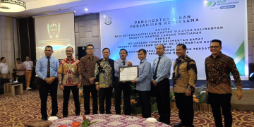 Berhasil pulihkan uang negara Rp653 juta melalui bantuan hukum ditambah dengan Rp41 juta melalui pendampingan hukum, akhirnya Kejari Kapuas Hulu diganjar Penghargaan dari BPJS Ketenagakerjaan, yang diserahhkan oleh Erfan Kurniawan selaku Kepala Kantor Wilayah Kalimantan dan diterima oleh Kajari Kapuas Hulu Safi melalui Subeno Wakil Kajati Kalbar