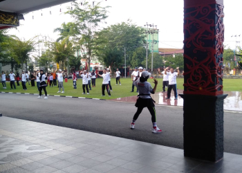 Foto---senam massal yang digelar di halaman kantor Bupati Sanggau dalam rangka peringatan Hari Olahraga Nasional ke-40, Sabtu (09/09/2023)---Kiram Akbar