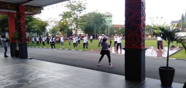 Foto---senam massal yang digelar di halaman kantor Bupati Sanggau dalam rangka peringatan Hari Olahraga Nasional ke-40, Sabtu (09/09/2023)---Kiram Akbar