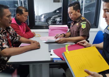 Foto---Tersangka BS (mengenakan rompi) didampingi kuasa hukumnya di Kejaksaan Negeri Sanggau--ist
