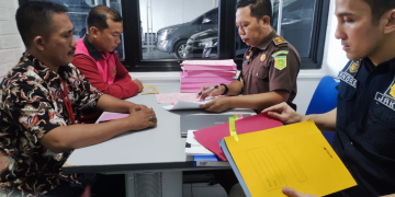 Foto---Tersangka BS (mengenakan rompi) didampingi kuasa hukumnya di Kejaksaan Negeri Sanggau--ist