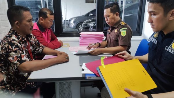 Foto---Tersangka BS (mengenakan rompi) didampingi kuasa hukumnya di Kejaksaan Negeri Sanggau--ist