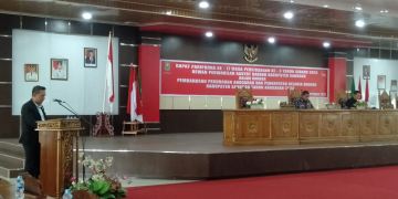 Foto---Juru Bicara Partai Hanura, Yulianto membacakan pandangan umum Fraksi Hanura dalam sidang paripurna pembahasan APBD Perubahan tahun anggaran 2023, Jumat (15/09/2023)---Kiram Akbar