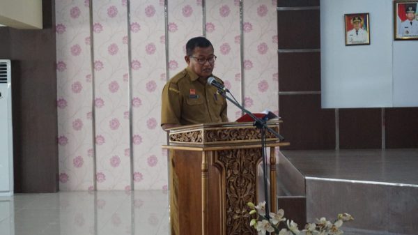 Foto---Sekda Sanggau, Kukuh Triyatmaka membacakan tanggapan eksekutif terhadap pandangan umum fraksi-fraksi di DPRD Sanggau, Senin (18/09/2023)---Kiram Akbar