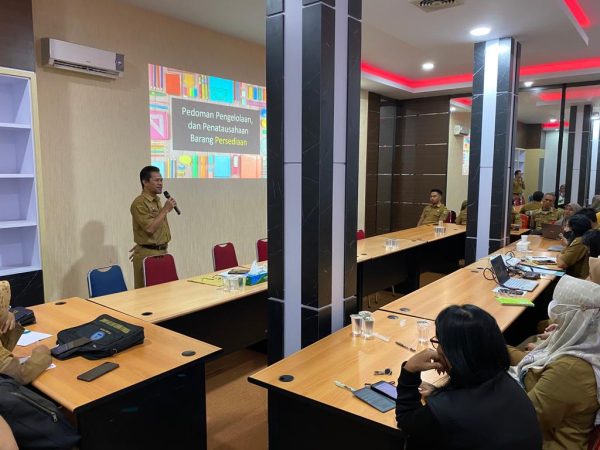 Foto--- Kepala Bidang Akuntansi BPKAD Sanggau, Imalit, SAB memaparkan materi pada acara diseminasi yang digelar di ruang rapat gedung BPKAD Kabupaten Sanggau, Selasa-Rabu (19/20/09/2023)—ist