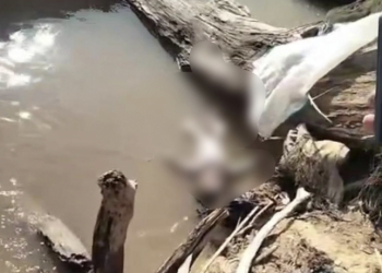 Jasad seorang bayi laki-laki ini mengapung di sungai Kapuas di Kecamatan Silat Hilir