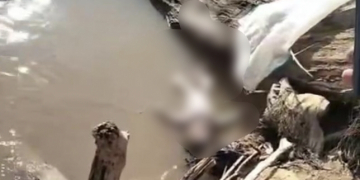 Jasad seorang bayi laki-laki ini mengapung di sungai Kapuas di Kecamatan Silat Hilir