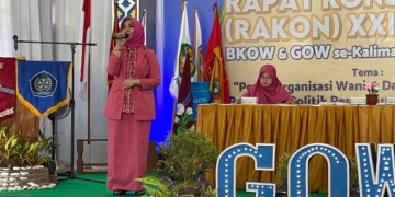 Erlinawati Ketua Umum BKOW Kalbar saat memberikan sambutan dalam acara rapat Konsolidasi (Rakon) XXII Badan Kerjasama Organisasi Wanita (BKOW) dan Gabungan Organisasi Wanita (GOW) Se-Kalimantan Barat yang diselenggarakan di Kabupaten Sekadau dari tanggal 8-10 September 2023
