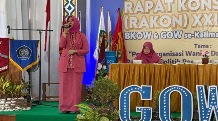 Erlinawati Ketua Umum BKOW Kalbar saat memberikan sambutan dalam acara rapat Konsolidasi (Rakon) XXII Badan Kerjasama Organisasi Wanita (BKOW) dan Gabungan Organisasi Wanita (GOW) Se-Kalimantan Barat yang diselenggarakan di Kabupaten Sekadau dari tanggal 8-10 September 2023