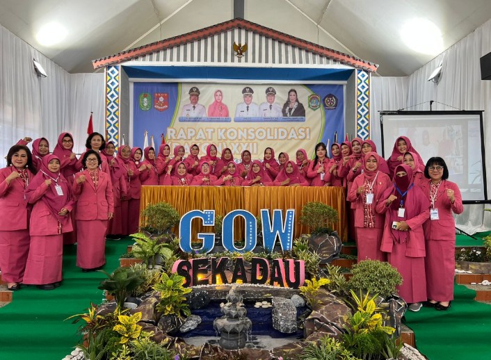 Foto bersama GOW se- Kalbar dalam acara rapat Konsolidasi (Rakon) XXII Badan Kerjasama Organisasi Wanita (BKOW) dan Gabungan Organisasi Wanita (GOW) Se-Kalimantan Barat yang diselenggarakan di Kabupaten Sekadau dari tanggal 8-10 September 2023