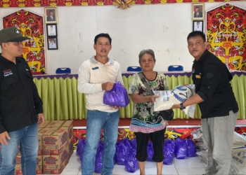 Jurnalis Kapuas Hulu Bagikan Bantuan Sembako pada Lansia dan Warga Kurang Mampu