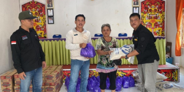 Jurnalis Kapuas Hulu Bagikan Bantuan Sembako pada Lansia dan Warga Kurang Mampu