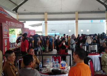 Foto---Pasar murah yang digelar Pemda Sanggau di Pasar Seroja Kota Sanggau belum lama ini--dok
