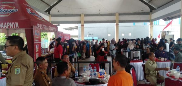 Foto---Pasar murah yang digelar Pemda Sanggau di Pasar Seroja Kota Sanggau belum lama ini--dok