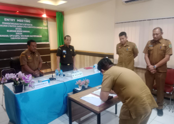 Foto---Kajari Sanggau, Anton Rudiyanto dan Kepala Dinas Perumahan, Cipta Karya, Tata Ruang dan Pertanahan Kabupaten Sanggau, Didit Richard menyaksikan penandatangan pakta integritas, Selasa (03/10/2023)---kiram
