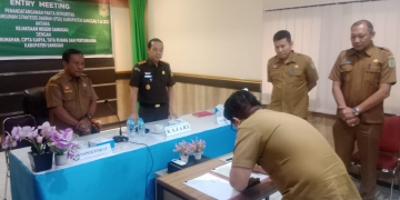 Foto---Kajari Sanggau, Anton Rudiyanto dan Kepala Dinas Perumahan, Cipta Karya, Tata Ruang dan Pertanahan Kabupaten Sanggau, Didit Richard menyaksikan penandatangan pakta integritas, Selasa (03/10/2023)---kiram