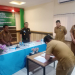Foto---Kajari Sanggau, Anton Rudiyanto dan Kepala Dinas Perumahan, Cipta Karya, Tata Ruang dan Pertanahan Kabupaten Sanggau, Didit Richard menyaksikan penandatangan pakta integritas, Selasa (03/10/2023)---kiram