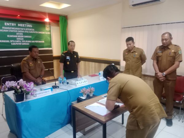 Foto---Kajari Sanggau, Anton Rudiyanto dan Kepala Dinas Perumahan, Cipta Karya, Tata Ruang dan Pertanahan Kabupaten Sanggau, Didit Richard menyaksikan penandatangan pakta integritas, Selasa (03/10/2023)---kiram