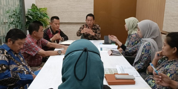 Foto---Wakil Ketua DPRD Sanggau, Acam ketika berdiskusi dengan Kasubdit Reservasi Dijren Bina Marga Kementerian PUPR, Rabu (04/10/2023)--ist