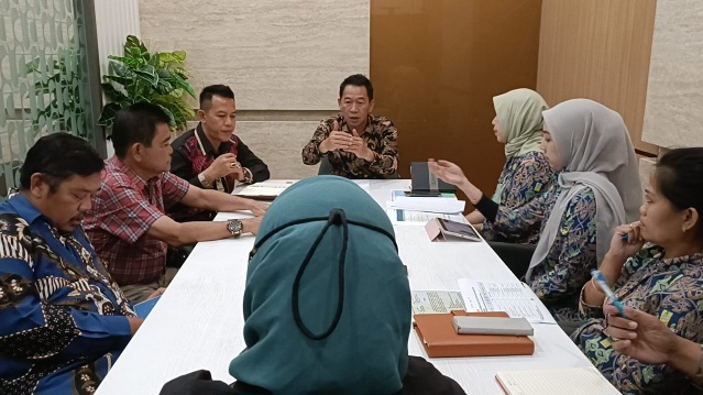 Foto---Wakil Ketua DPRD Sanggau, Acam ketika berdiskusi dengan Kasubdit Reservasi Dijren Bina Marga Kementerian PUPR, Rabu (04/10/2023)--ist