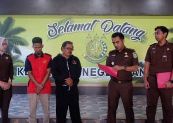 Foto---Kepala Seksi (Kasi) Intelijen Kejaksaan Negeri Sanggau, Adi Rahmanto menyerahkan surat Surat Keputusan Penghentian Penuntutan (SKP2) atas penghentian Penuntutan berdasarkan keadilan restorative justice kepada tersangka disaksikan penuntut umum, korban dan awak media, Senin (09/10/2023)---ist