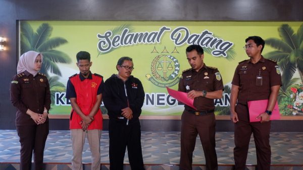 Foto---Kepala Seksi (Kasi) Intelijen Kejaksaan Negeri Sanggau, Adi Rahmanto menyerahkan surat Surat Keputusan Penghentian Penuntutan (SKP2) atas penghentian Penuntutan berdasarkan keadilan restorative justice kepada tersangka disaksikan penuntut umum, korban dan awak media, Senin (09/10/2023)---ist