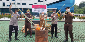 Foto---Kepala Cabang Kejaksaan Negeri (Kacabjari) Sanggau di Entikong, Dwi Setiawan Kusumo memimpin pemusanahan barang bukti di halaman Kantor Cabjari Entikong, Selasa (10/10/2023)—ist