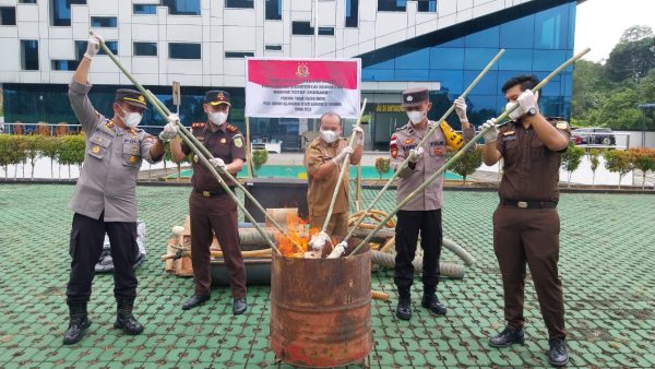 Foto---Kepala Cabang Kejaksaan Negeri (Kacabjari) Sanggau di Entikong, Dwi Setiawan Kusumo memimpin pemusanahan barang bukti di halaman Kantor Cabjari Entikong, Selasa (10/10/2023)—ist