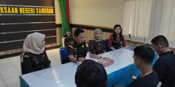Foto---Keluarga terdakwa BS bersama kuasa hukumnya mengembalikan uang kerugian negara Rp.150 juta disaksikan Kepala Seksi Tindak Pidana Khusus (Kasi Pidsus) Kejari Sanggau. Penuntut Umum, dan pegawai Bank Mandiri, Rabu (11/10/2023) di aula Kejari Sanggau---ist