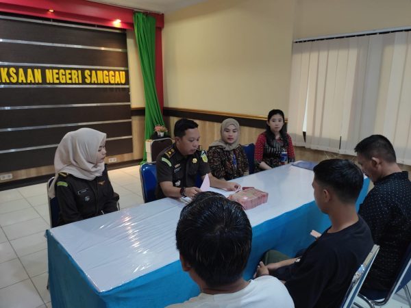 Foto---Keluarga terdakwa BS bersama kuasa hukumnya mengembalikan uang kerugian negara Rp.150 juta disaksikan Kepala Seksi Tindak Pidana Khusus (Kasi Pidsus) Kejari Sanggau. Penuntut Umum, dan pegawai Bank Mandiri, Rabu (11/10/2023) di aula Kejari Sanggau---ist