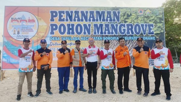 Foto--Plt. Kepala BPBD Sanggau, Budi Darmawan (lima dari kiri) ikut menanam mangrove pada kegiatan Bulan Pengurangan Risiko Bencana di Kendari, Sulawesi Tenggara , 10=15 Oktober 2023---ist