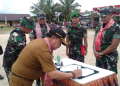 Foto---Wakil Bupati Sanggau, Yohanes Ontot, menandatangani berita acara hasil TMMD ke-118 di Desa Kunyil, Kecamatan Meliau, disaksikan Pangdam XII/TPR, Mayjend Iwan Setiawan di apel penutupan TMMD di halaman sepak bola Desa Kunyil, Kamis (18/10/2023)—Kiram Akbar