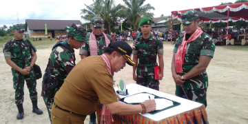 Foto---Wakil Bupati Sanggau, Yohanes Ontot, menandatangani berita acara hasil TMMD ke-118 di Desa Kunyil, Kecamatan Meliau, disaksikan Pangdam XII/TPR, Mayjend Iwan Setiawan di apel penutupan TMMD di halaman sepak bola Desa Kunyil, Kamis (18/10/2023)—Kiram Akbar