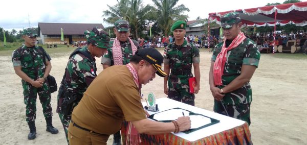 Foto---Wakil Bupati Sanggau, Yohanes Ontot, menandatangani berita acara hasil TMMD ke-118 di Desa Kunyil, Kecamatan Meliau, disaksikan Pangdam XII/TPR, Mayjend Iwan Setiawan di apel penutupan TMMD di halaman sepak bola Desa Kunyil, Kamis (18/10/2023)—Kiram Akbar