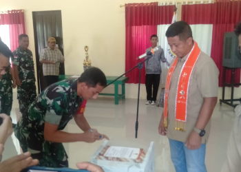 Foto---Penandantangan berita acara pelantikan oleh Ketua INKAI Kabupaten Sanggau periode 2023-2025, Letkol Inf Putra Andika Trihatmoko, Sabtu (21/10/2023) di aula Makodim  1204/Sanggau---Kiram Akbar